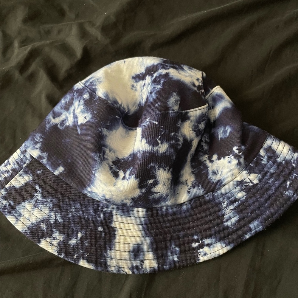 Reversible bucket hat